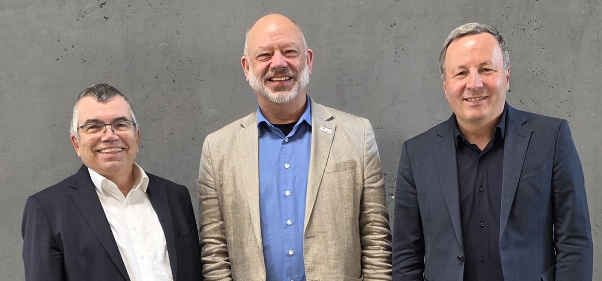 Prof. Dr. Arnd Steinmetz, Präsident der h_da (Mitte), übernimmt ab 1. Juli 2026 das Amt des Sprechers der HAW Hessen von Fuldas Hochschulpräsident Prof. Dr. Karim Khakzar (rechts). Neuer Stellvertreter ist Prof. Dr. Matthias Willems, Präsident der THM.