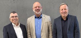 Prof. Dr. Arnd Steinmetz, Präsident der h_da (Mitte), übernimmt ab 1. Juli 2026 das Amt des Sprechers der HAW Hessen von Fuldas Hochschulpräsident Prof. Dr. Karim Khakzar (rechts). Neuer Stellvertreter ist Prof. Dr. Matthias Willems, Präsident der THM.