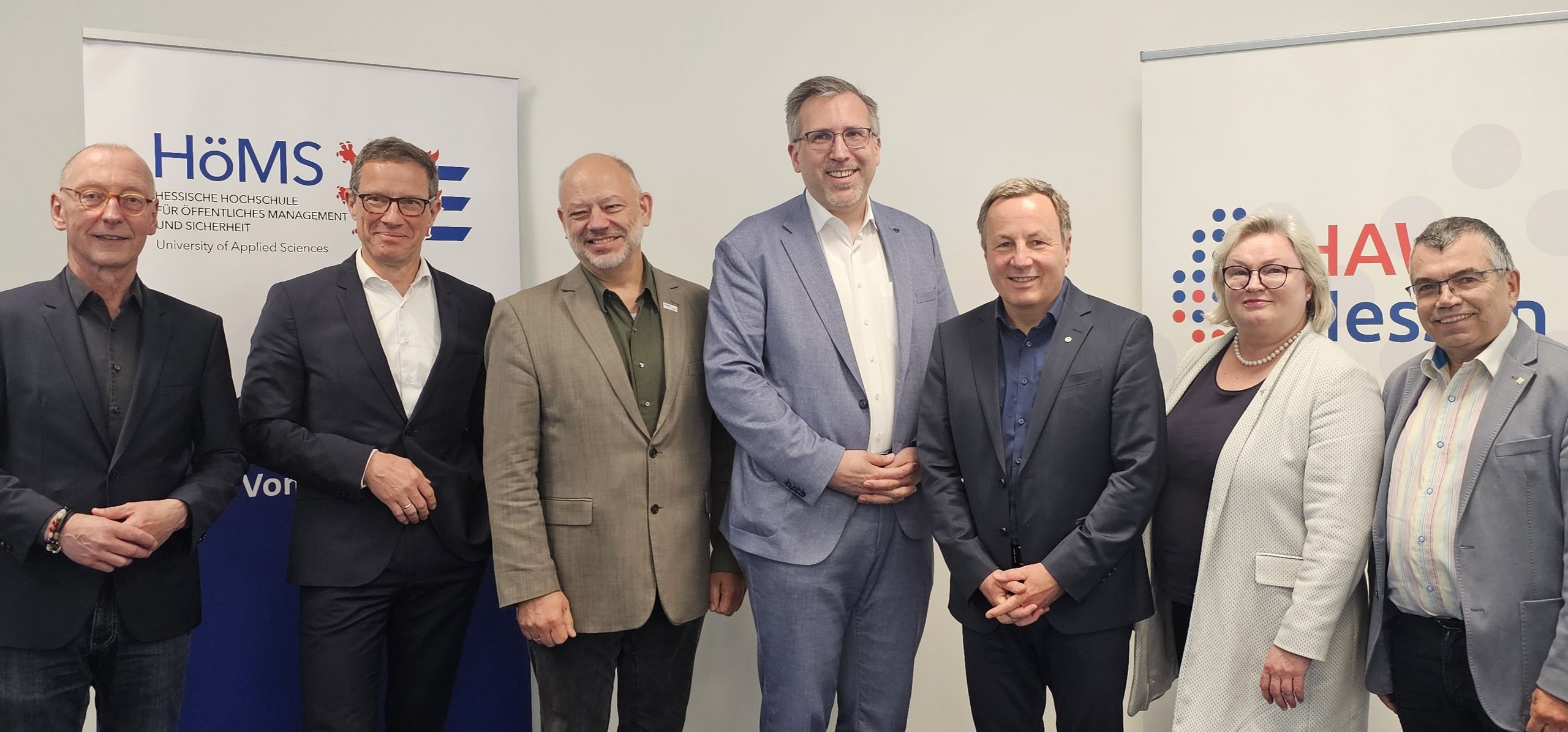 Die sieben Mitglieder in der in der Runde der hessischen Hochschulen für Angewandte Wissenschaften
